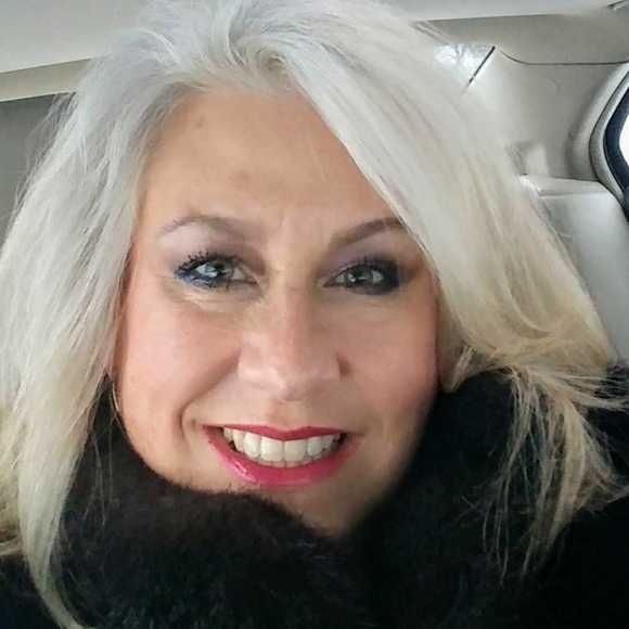 Meet your Posher, Beth - Picture 1 of 1